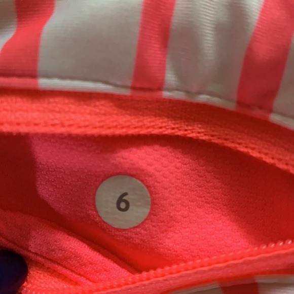 Lululemon speed up short size 6 - Picture 3 of 3